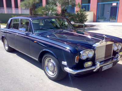 la Rolls Royce Shadow del 1974 a motore V8, con il suo blu argentato e l'ampio radiatore sormontato dallo "Spirito dell'estasi", l'inconfondibile statuetta che caratterizza i modelli dell'azienda inglese